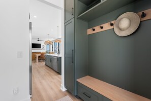 Eine moderne Küche mit eingebauter Bank und Ablage für Hüte.