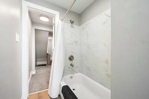 Bathroom - Spacious 3BR South Side Stay. Near Downtown Pittsburgh (Pittsburgh)