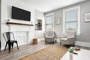 Living area - Spacious 3BR South Side Stay. Near Downtown Pittsburgh (Pittsburgh)
