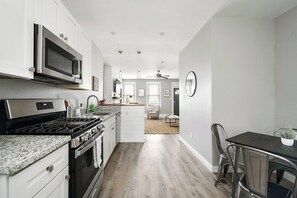 Private kitchen - Spacious 3BR South Side Stay. Near Downtown Pittsburgh (Pittsburgh)