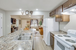 A kitchen with granite countertops, stainless steel appliances, and a central island with a sink. - Easy Access to 12 South! Nashville Home (Nashville)