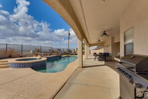 A pool area with a hot tub, outdoor seating, and a barbecue grill. - Mtn Views, Hot Tub! Extended Lake Havasu Escape (Lake Havasu City)