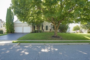 A residential house with a front yard, a driveway, and a garage. - 4 Mi to Dtwn Bel Air & Trails! Grand Home (Bel Air)