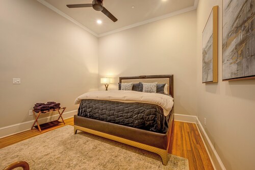Main St Magic: Walkable Salisbury Condo!