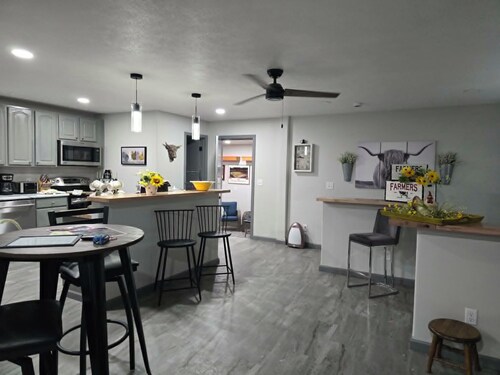 'honey Bee' Family Home in Columbus, Nebraska!