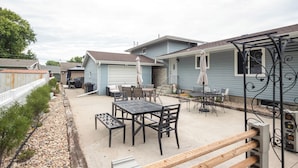 A residential area with multiple mobile homes, outdoor seating, and a gravel pathway. - 'the Cech Inn' in Columbus: Walk to Pawnee Park! (Columbus)