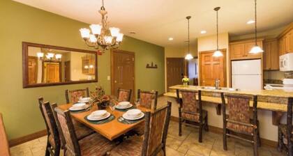 2-bedroom resort in superb Gatlinburg with fitness room, jetted bath tubs, w/AC