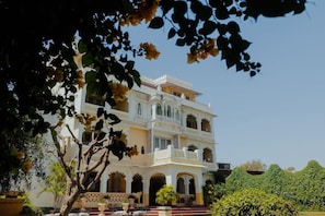Un edificio de varios pisos con un estilo arquitectónico tradicional, con ventanas arqueadas y balcones.