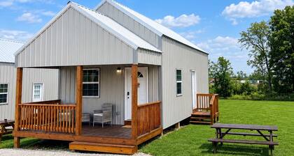 The Hayloft Hideaway - 2 bedroom cabin - On Rte 66 & Close to FLW/River Access