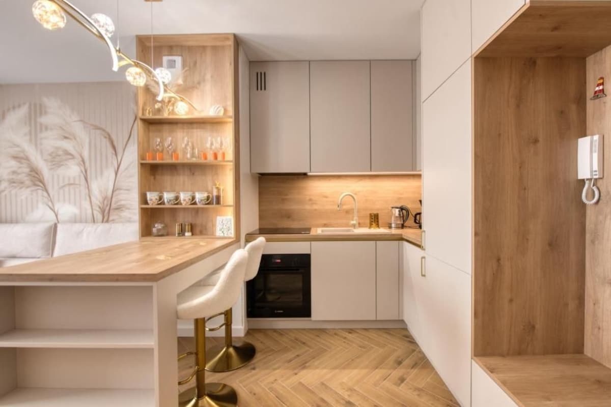 Appartement, balkon, uitzicht op golfbaan | Privékeuken | Een kookplaat, een vaatwasser, kookgerei, borden en bestek, eettafels