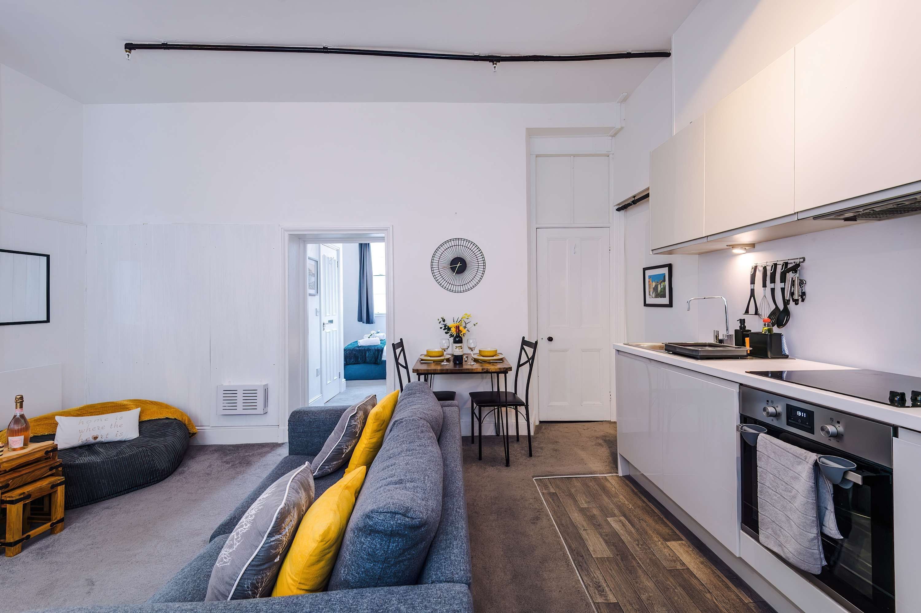 Un apartamento moderno con sala de estar, comedor y cocina.