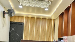 Una reception hotel con un cartello che recita 'HOTEL REAL INN'.