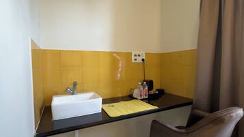 Executive kamer | Badkamer | Een douche, gratis toiletartikelen, een haardroger, handdoeken