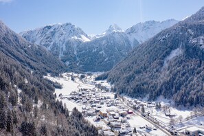 A snow-covered mountain town with buildings and roads. - Modern Suite With Garden or Loggia (Gaschurn)