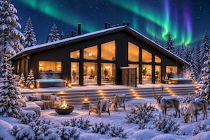 Una casa moderna con ventanas amplias, un jacuzzi y una chimenea.