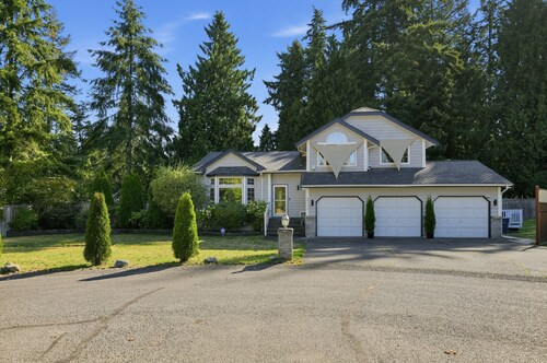 Pnw Home With Sundance Hot Tub 3 Bedroom Home