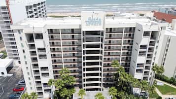 Un hotel de varios pisos con un cartel llamativo que dice 'Saida Towers'.
