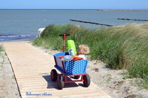 Beach - Vacation home with a fireplace and sauna, about 400 meters from the sandy beach; pets welcome (Glowe)