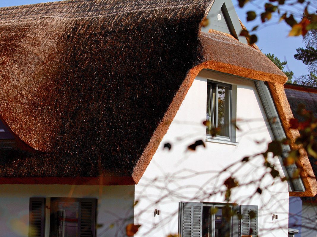 Ein traditionelles Haus mit einem steilen Dach und einem kleinen Fenster.