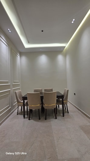 Comfort Villa | Dining - Osama Hotel Suites (Irbid)