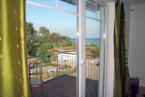 A balcony with a view of the sea and greenery. - 2nd floor, ocean view, high-end amenities, 25 m from the sandy beach (Baltic Sea) (Juliusruh)