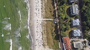 An aerial view of a beach with a row of buildings adjacent to it. - 2nd floor with ocean view, high-end amenities, just 30 m from the sandy beach (Baltic Sea) (Juliusruh)