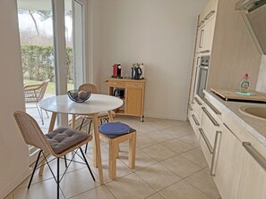 Uma cozinha compacta com área de refeições, um armário pequeno e vista para o exterior.