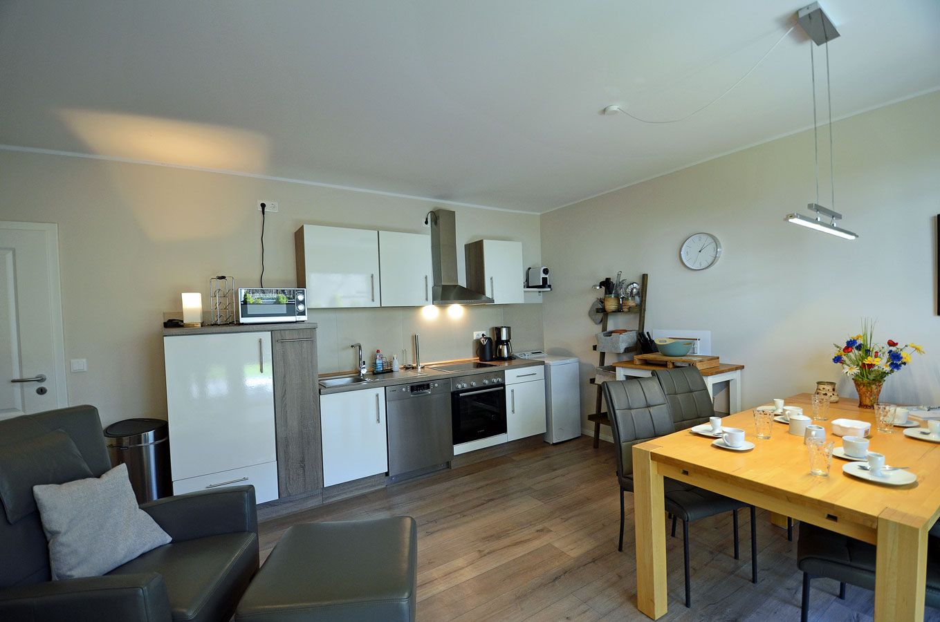 Een modern appartement met keuken, eethoek en woongedeelte.