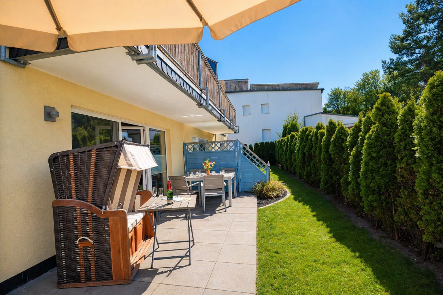 Un patio con mobiliario exterior, una mesa y una silla.
