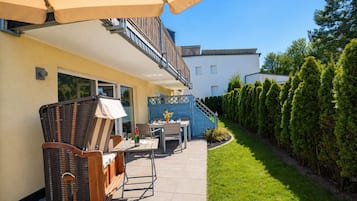 Un patio con mobiliario exterior, una mesa y una silla.