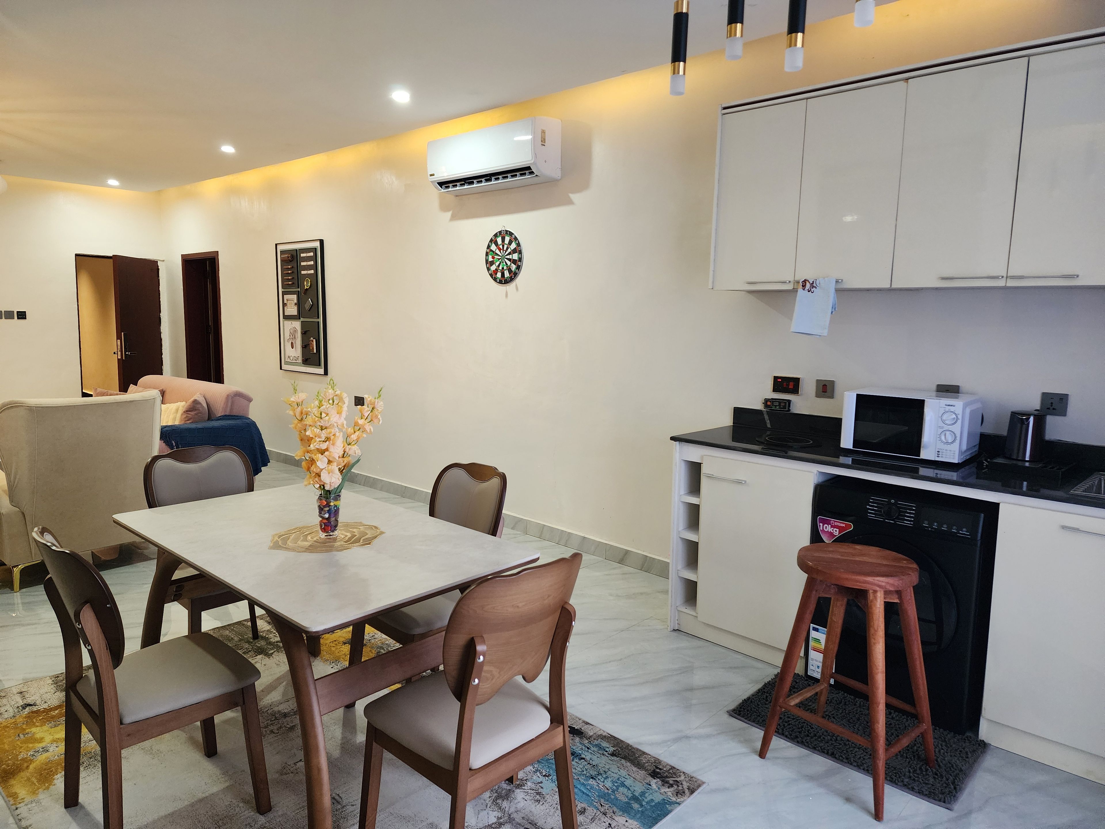 Un espacio habitable compacto con comedor, cocina y cama.