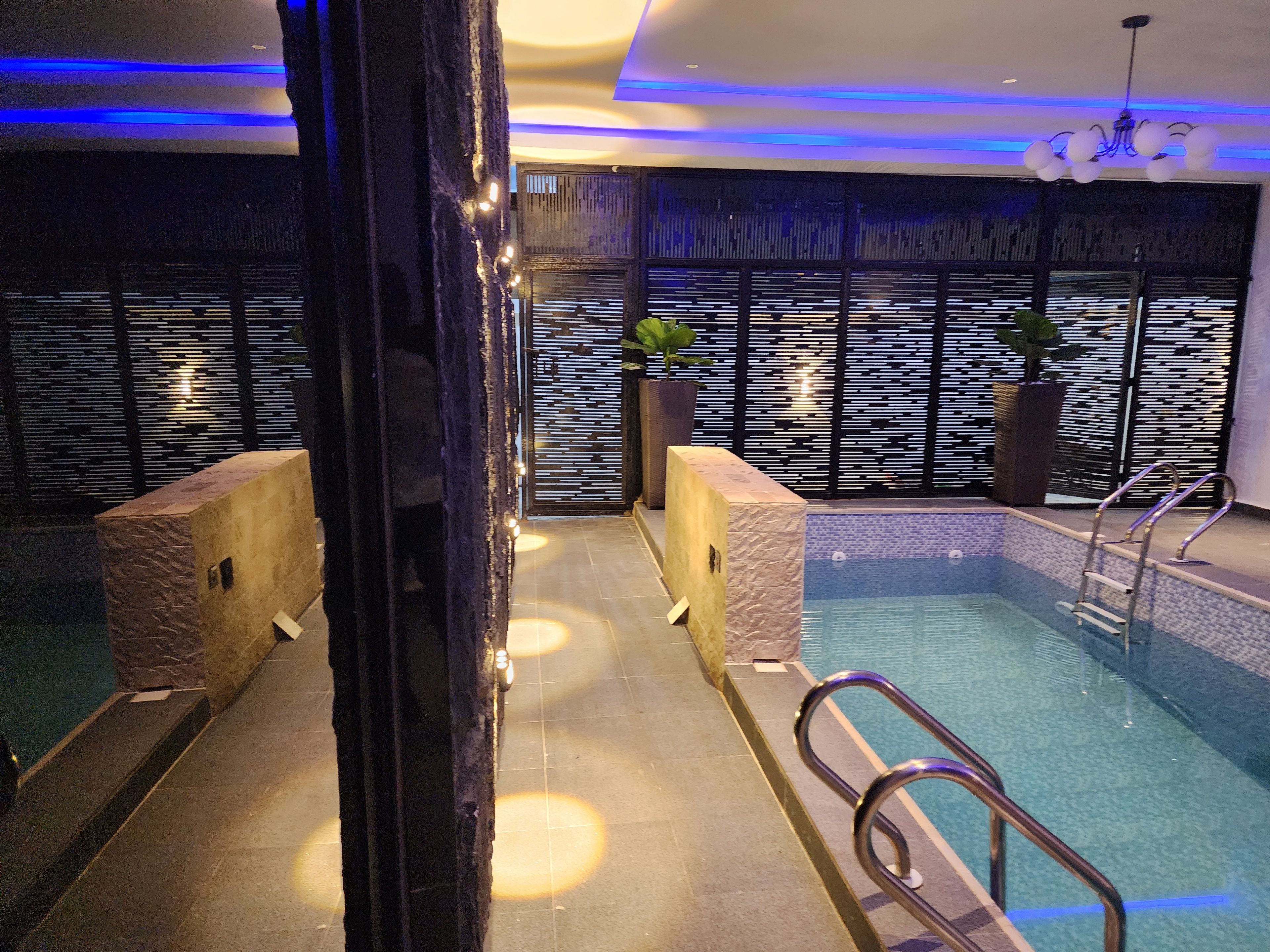Una piscina interior con vista despejada al área de la piscina, incluyendo la zona de la piscina y una sección de la misma.