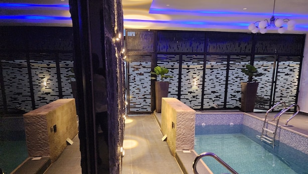 Piscina interior com vista clara da área da piscina, incluindo a borda e uma parte do fundo.
