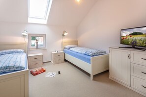 A bedroom with two beds, a television, a desk, and a window. - 1,800 m from the beach, 2 bedrooms, sleeps up to 4, Wi-Fi, washing machine, sauna (Breege)