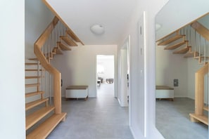 A modern interior with a wooden staircase leading to a second floor. - High-end furnishings with a fireplace, about 350 meters from the beach, sleeps up to 6, Wi-Fi (Breege)