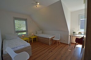 Ein Schlafzimmer mit einem Hochbett, einem Schreibtisch und einem Stuhl.