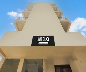 Ein Hotelschild mit dem Schriftzug 'HOTEL O' und dem Hinweis 'Company-Serviced'.