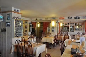 Dining - Le Relais De La Vallee (Hyevre-Paroisse)