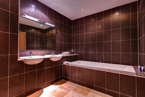 Bathroom - St Mellion International Resort (Saltash)