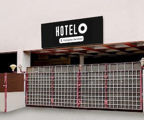 Ein geschlossenes Hotel-Tor mit einem Schild darüber, auf dem 'HOTEL' und 'Company-Serviced' steht.