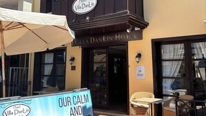 Villa Danlin Hotel with a signboard advertising a calm and relaxing patio. - Villa Danlin Hotel (Fethiye)