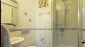 A bathroom with a toilet, sink, and shower. - Villa Danlin Hotel (Fethiye)