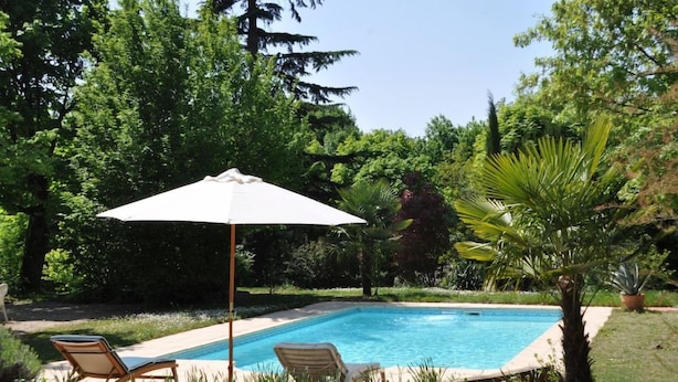 A swimming pool with two lounge chairs and a white umbrella. - Villa Castel Chambres Dhotes (Rillieux-la-Pape)
