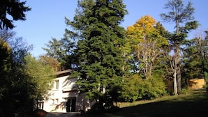 A house surrounded by trees. - Villa Castel Chambres Dhotes (Rillieux-la-Pape)