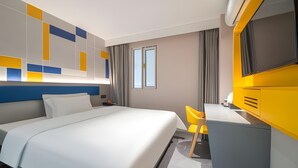 A hotel room with a bed, a desk, and a chair. - 7 Days Inn Sea World 2nd Branch (Shenzhen)