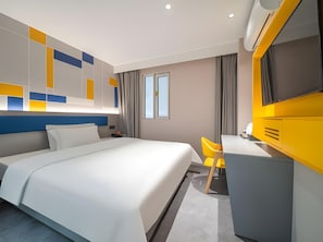 A hotel room with a bed, a desk, and a chair. - 7 Days Inn Sea World 2nd Branch (Shenzhen)