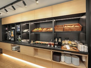 Een buffet met verschillende soorten eten en drinken.