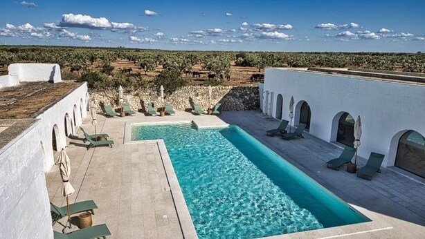 Una piscina sul tetto con vista panoramica sul paesaggio circostante.