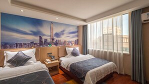 Habitación de hotel con dos camas, un mural de paisaje urbano, una ventana con cortinas y un cabecero de madera.