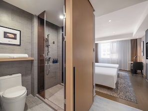 A modern hotel room with a shower, toilet, and a bed. - Atour Light (Zhuhai)